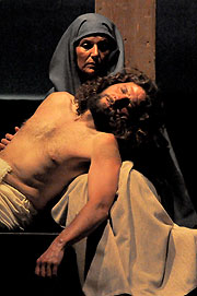 2011: Jesus (Martin Sieberer) in den Armen seiner Mutter Maria (Maria Mairhofer)